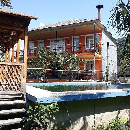 Megobroba Inn Dzentsmani ภายนอก รูปภาพ